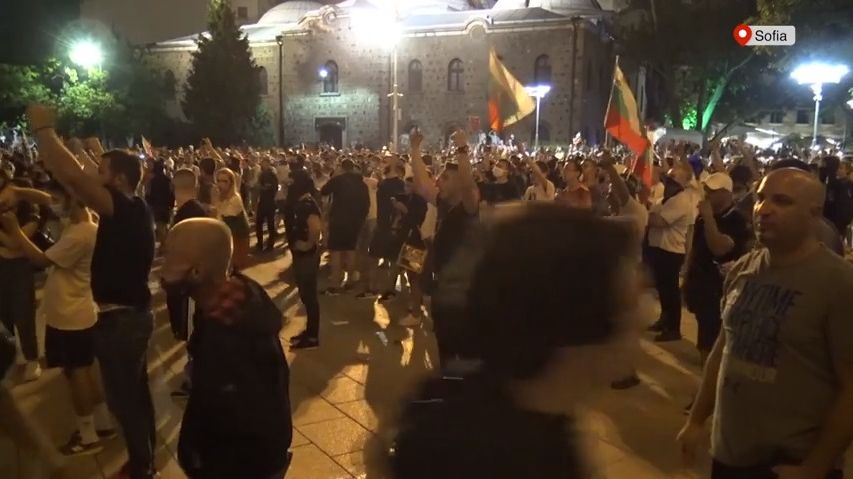 Bulhaři vyšli do ulic proti vládě, vzduchem létala vajíčka i petardy